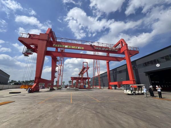 Manufacturing crane Manufacturing crane for Moving heavy machinery, molds, and assembly components.
