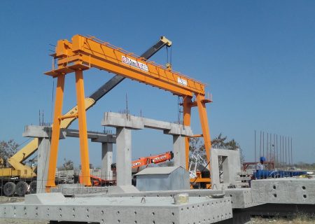20 ton European standard gantry crane working in a precast concrete beam factory in Chile