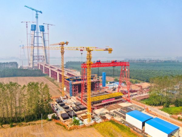 Construction crane Construction crane Lifting steel structures, precast concrete, and large equipment.