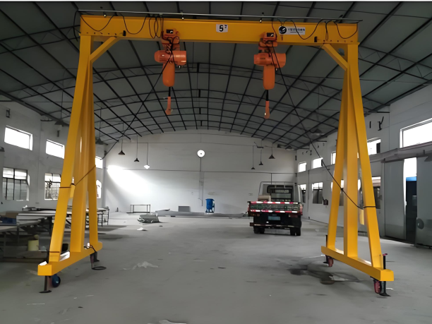 Mobile type small gantry crane equipped with caster wheels (often for ≤2t). Easily pushed by hand within a workshop for short-distance transfers.