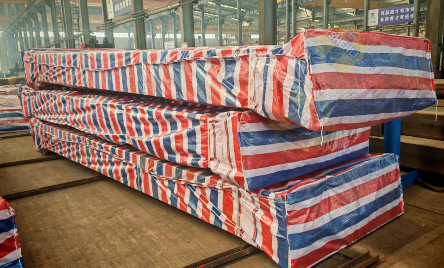 Packaged electric gantry crane outriggers