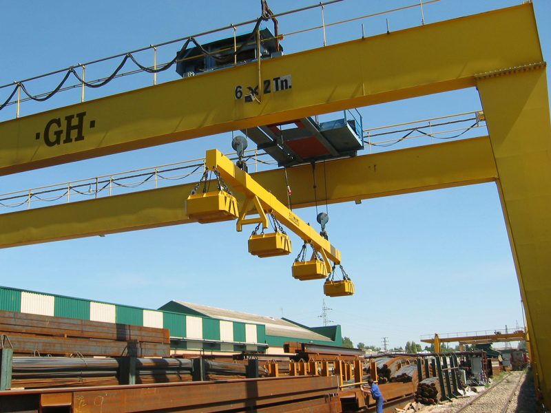 double-grider-gantry-cranes-steelworks Higher load capacity and longer spans, perfect for heavy-duty applications.